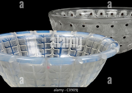 Deux bols de Lalique René Lalique la période, moulés avec designes stylisé en verre transparent et opalescent. Banque D'Images