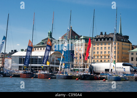 Volvo Ocean Race bateaux dans le port avec la vue panoramique sur la ville de Stockholm, la Suède en arrière-plan. Banque D'Images