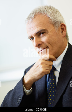 Portrait of mature business man with hand on chin, à la voiture. Copy space Banque D'Images