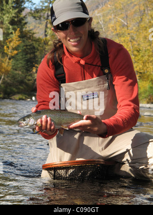 Femme et montre un arc-en-ciel Truite capturée alors que la pêche à la mouche sur la rivière russe, péninsule de Kenai, Southcentral Alaska Banque D'Images