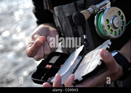 Close up of a fly fisherman holding a de Deep Creek, péninsule de Kenai, Southcentral Alaska, automne Banque D'Images