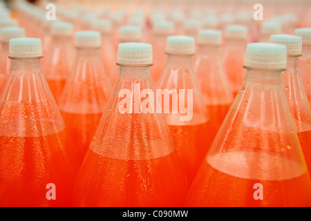 Boisson de jus d'orange en bouteille plastique factory line Banque D'Images