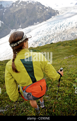 Randonnée femme dans le glacier Exit Harding Icefield, Kenai Fjords National Park, péninsule de Kenai, Southcentral Alaska Banque D'Images