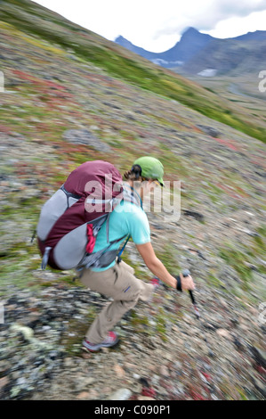 Randonnée à Ptarmigan backpacker femelle Pass, parc d'état de Chugach, Southcentral Alaska, l'été Banque D'Images