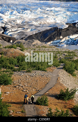 Vue sur les randonneurs marchant le long sentier à Spencer, Glacier, la Forêt Nationale de Chugach péninsule de Kenai, Southcentral Alaska Banque D'Images