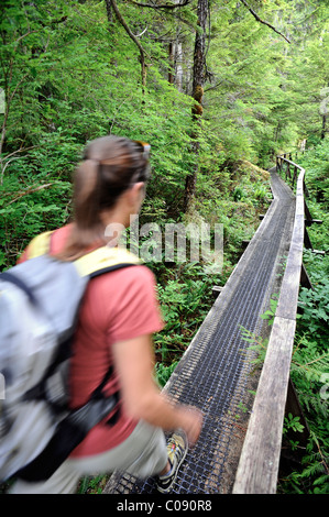 Femme randonnée sur le sentier du lac de la persévérance dans la forêt nationale de Tongass près de Ketchikan, Alaska du Sud-Est, l'été Banque D'Images