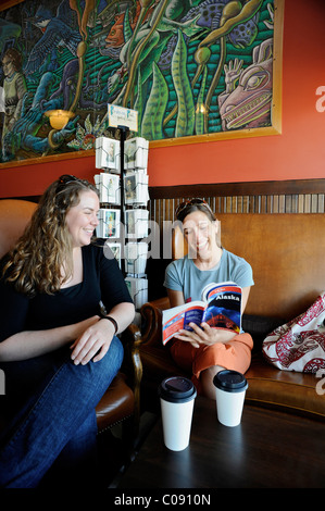 Deux femmes consulter un guide de l'Alaska pendant la visite Creek Street, Ketchikan, Alaska du Sud-Est, l'été Banque D'Images