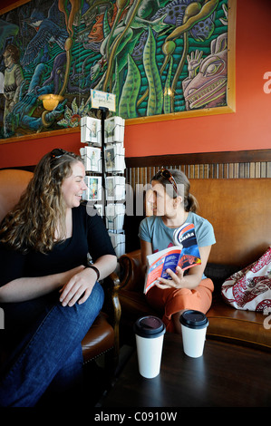 Deux femmes consulter un guide de l'Alaska pendant la visite Creek Street, Ketchikan, Alaska du Sud-Est, l'été Banque D'Images