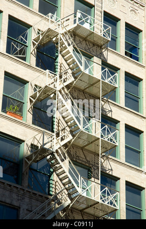 Un escalier de secours sur le côté d'un immeuble à San Antonio Texas, US Banque D'Images