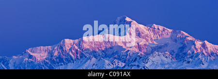 Vue panoramique de l'aube sur Mt. McKinley et la chaîne de l'Alaska, Denali State Park, Southcentral Alaska, Winter Banque D'Images