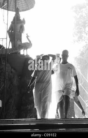 Les dévots avec du lait offrant pendant Thaipusam célébration Banque D'Images