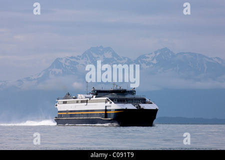 Alaska Marine Highway 'Fairweather' chefs ferry pour la côte de Sitka avec montagnes au loin, Inisde Passage, Alaska Banque D'Images