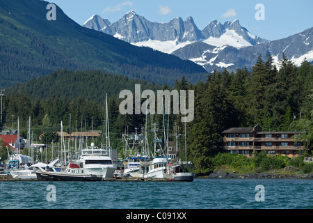 La pêche commerciale les navires ancrés dans la baie Auke avec Mendenhall Towers dans la distance, Juneau, Alaska, la Forêt nationale de Tongass Banque D'Images