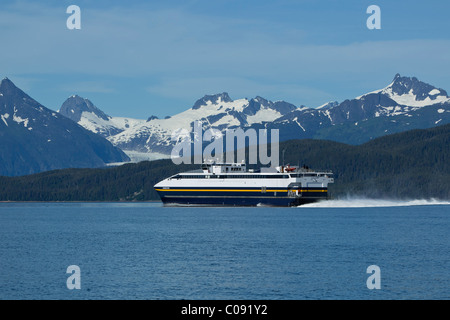 Alaska Marine Highway 'Fairweather' chefs ferry pour Haines avec chaîne Côtière, dans la distance, Inisde Passage, Alaska Banque D'Images