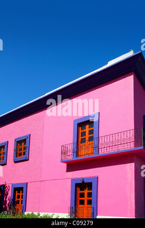 Façade de maison rose mexicain détail porte en bois Banque D'Images