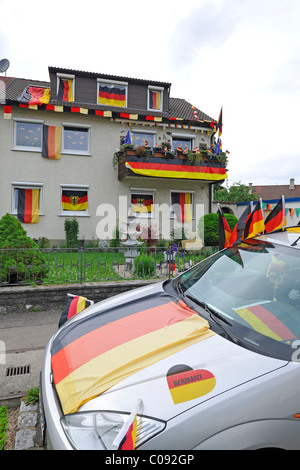Maison et voiture décorée de drapeaux allemands lors de la Coupe du Monde de Football 2010, Stuttgart, Bade-Wurtemberg, Allemagne, Europe Banque D'Images