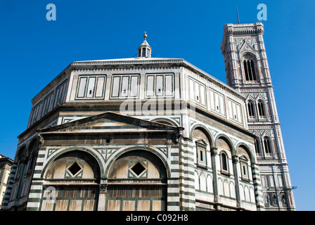 Le Baptistère (battistero) et le campanile de Giotto, Firenze, Florence, UNESCO World Heritage site, Toscane, Italie Banque D'Images