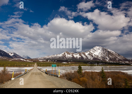 La Denali highway bridge sur la rivière Susitna Clearwater avec montagnes en arrière-plan, Southcentral Alaska, printemps Banque D'Images