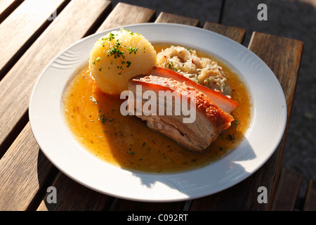 Rôti de porc avec de la choucroute et des raviolis, Haute-Franconie, Franconia, Bavaria, Germany, Europe Banque D'Images