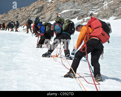 Groupe d'alpinistes gravir le headwall sur le contrefort Ouest itinéraire sur glacier Kahiltna, Denali National Park, Alaska Banque D'Images