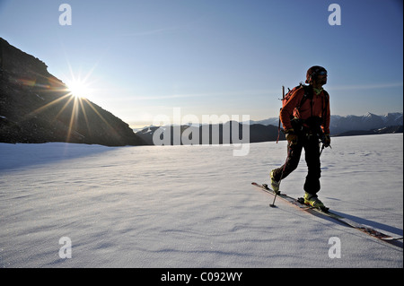 La skieuse de l'arrière-pays fait un matin tôt l'ascension de la face nord de Mt. Chamberlin, Brooks, RFNA, Arctic Alaska, l'été Banque D'Images