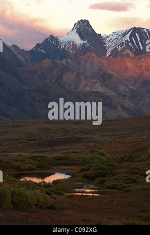 Vue panoramique sur le coucher du soleil de passer à des pics à sable le long du cours supérieur de la rivière Teklanika, Denali National Park, l'intérieur de l'Alaska Banque D'Images