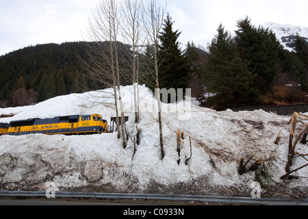 Alaska Railroad un train passe à travers une zone qui a été récemment frappé par une avalanche, Southcentral Alaska, Winter Banque D'Images