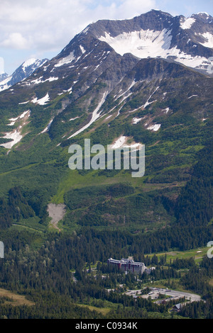 Vue aérienne de la montagne et de la ville de Alyeska Girdwood dans centre Sud de l'Alaska, l'été Banque D'Images