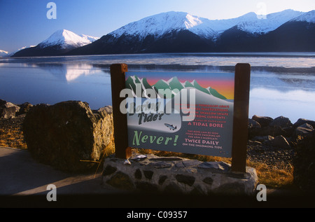 Marée alésage signe avec vue panoramique de Turnagain Arm dans l'arrière-plan le long de la Seward Highway, Southcentral Alaska, automne Banque D'Images