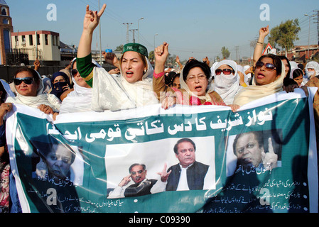 Dirigeants et militants de la Ligue musulmane-N de chanter des slogans en faveur de l'ordre du jour de 10 points de Nawaz Sharif lors de manifestation de protestation Banque D'Images