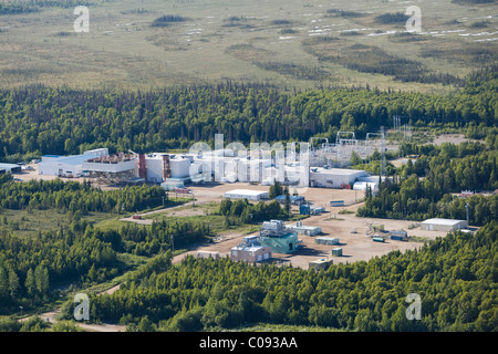 Vue aérienne de la Chugach Electric générateur d'électricité au gaz naturel sur le côté ouest de Cook Inlet, Southcentral Alaska, l'été Banque D'Images