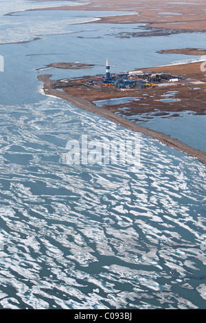 Vue aérienne d'une plate-forme de forage de puits de pétrole dans la toundra au bord de la mer de Beaufort, Alaska arctique, l'été Banque D'Images