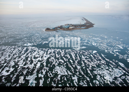 Vue aérienne d'une plate-forme de forage de puits de pétrole de Prudhoe Bay, près de la mer de Beaufort, Deadhorse, Alaska Banque D'Images