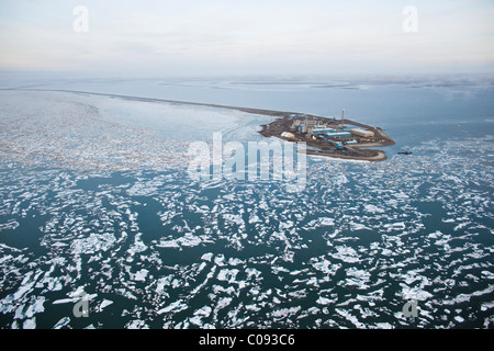 Vue aérienne d'une plate-forme de forage de puits de pétrole de Prudhoe Bay, près de la mer de Beaufort, Deadhorse, Alaska Banque D'Images