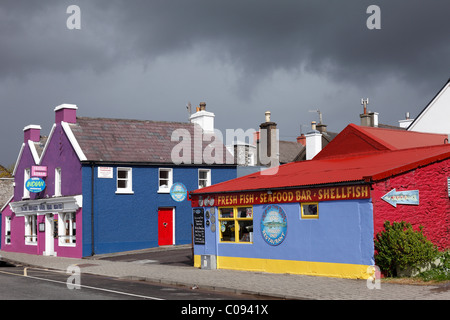 Out of the Blue fish restaurant et maisons colorées, Dingle, comté de Kerry, Ireland, British Isles, Europe Banque D'Images