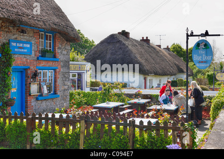 Le restaurant Blue Door, maisons au toit de chaume, Adare, comté de Limerick, Irlande, Îles britanniques, Europa Banque D'Images