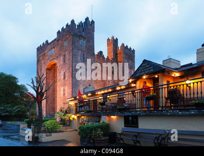 Le château de Bunratty et Durty Nelly's restaurant, County Clare, Ireland, British Isles, Europe Banque D'Images