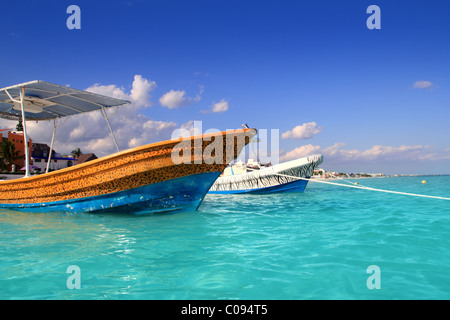 La plage de Puerto Morelos avec les bateaux en mer turquoise des Caraïbes beach Banque D'Images