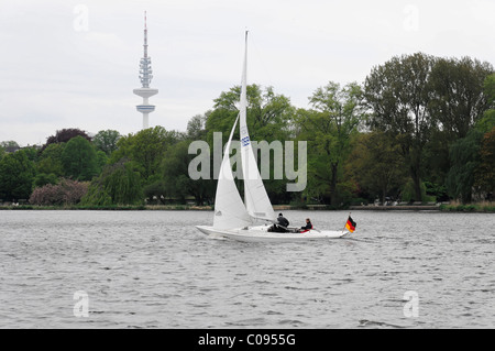 Bateau à voile sur l'Alster, tour de la télévision à l'arrière, ville hanséatique de Hambourg, Allemagne, Europe Banque D'Images