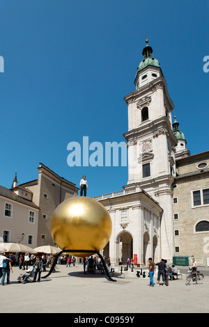 Place Kapitelplatz avec cathédrale et œuvre d'art, Salzburg, Vieille Ville, Autriche, Europe Banque D'Images