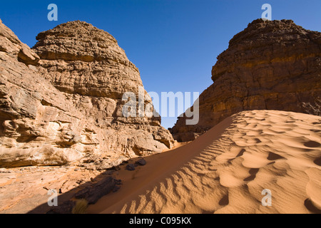 Les formations de roche dans le désert de Libye, Akakus Mountains, la Libye, l'Afrique du Nord, Afrique Banque D'Images