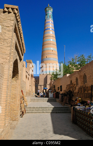 L'Islam Khodja ou Islom Xoja minaret dans la ville de Khiva adobe historique, Chiva, Ichan Kala, Route de la Soie au patrimoine mondial de l'Unesco Banque D'Images