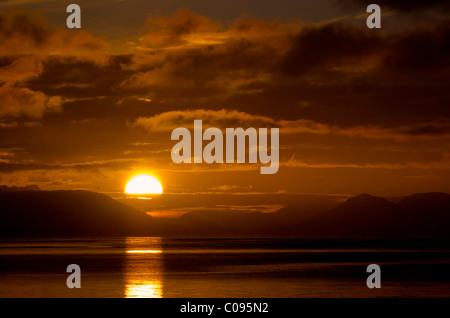 Vue sur coucher de soleil sur Hinchinbrook et Hawkins Îles à l'entrée du port de Cordova, Prince William Sound, Southcentral Alaska Banque D'Images