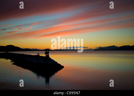 Coucher de soleil sur Hinchinbrook et Hawkins, Prince William Sound vu de l'entrée du port de Cordova, Southcentral Alaska Banque D'Images