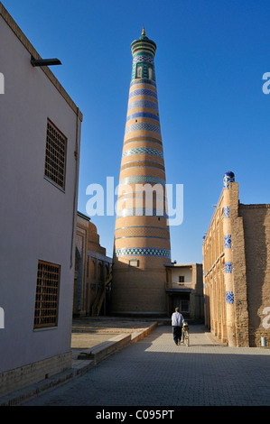 L'Islam Khodja ou Islom Xoja minaret dans la ville de Khiva adobe historique, Chiva, Ichan Kala, Route de la Soie au patrimoine mondial de l'Unesco Banque D'Images