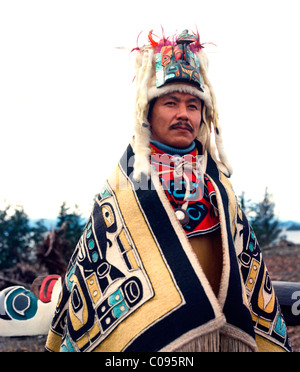 Portrait du célèbre sculpteur totem Nathan Jackson habillés en costumes traditionnels lors d'une cérémonie de levée de totem à Kake, Alaska Banque D'Images