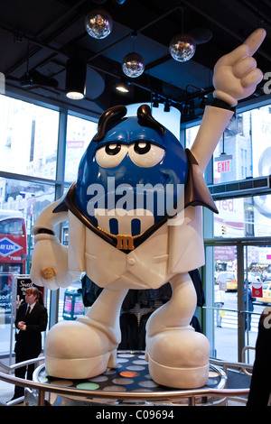 Figure publicitaire dans le magasin M & M de Times Square à Manhattan, New York, New York, États-Unis Banque D'Images