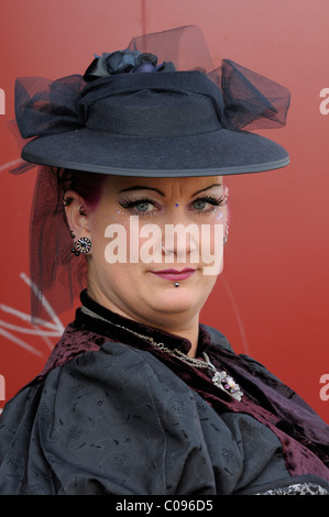 Woman with hat, Wave Gothic Treffen music festival, Leipzig, Saxe, Allemagne, Europe Banque D'Images