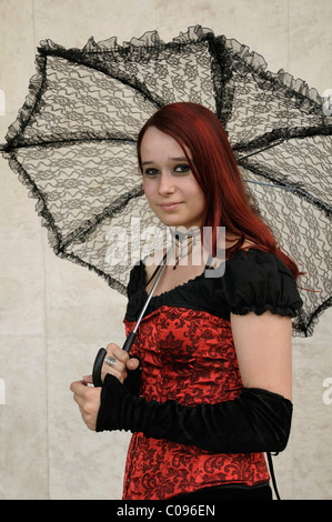 Jeune femme avec un parasol, Wave Treffen gothique music festival, Leipzig, Saxe, Allemagne, Europe Banque D'Images