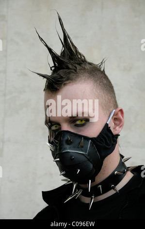 Jeune homme avec un masque, Wave Gothic Treffen music festival, Leipzig, Saxe, Allemagne, Europe Banque D'Images